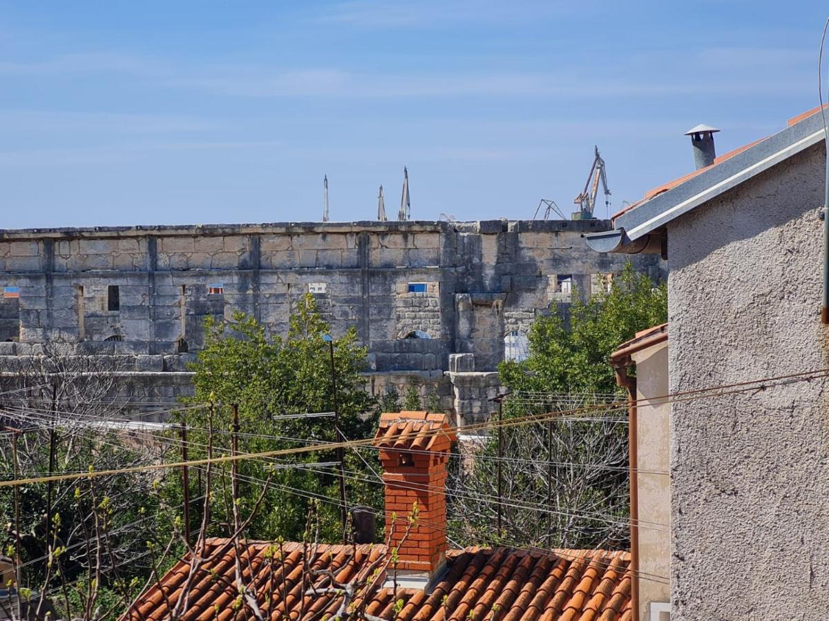 Atraktivan Stan U Blizini Pulske Arene !! Pula Extérieur photo